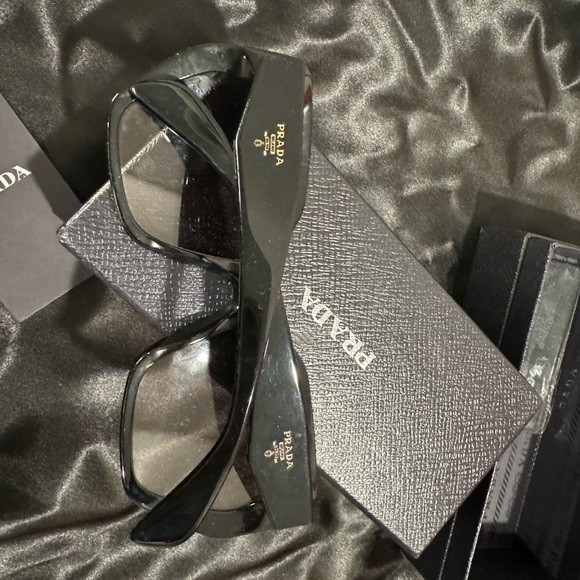 Prada sunglasses - Picture 2 of 8